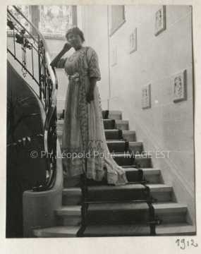 Femme sur un escalier (Nancy)